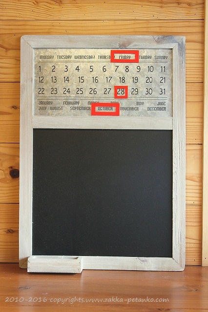 新品　お洒落なアンティーク調　木製 フック付き 壁掛けカレンダー　約35×66cm　500g